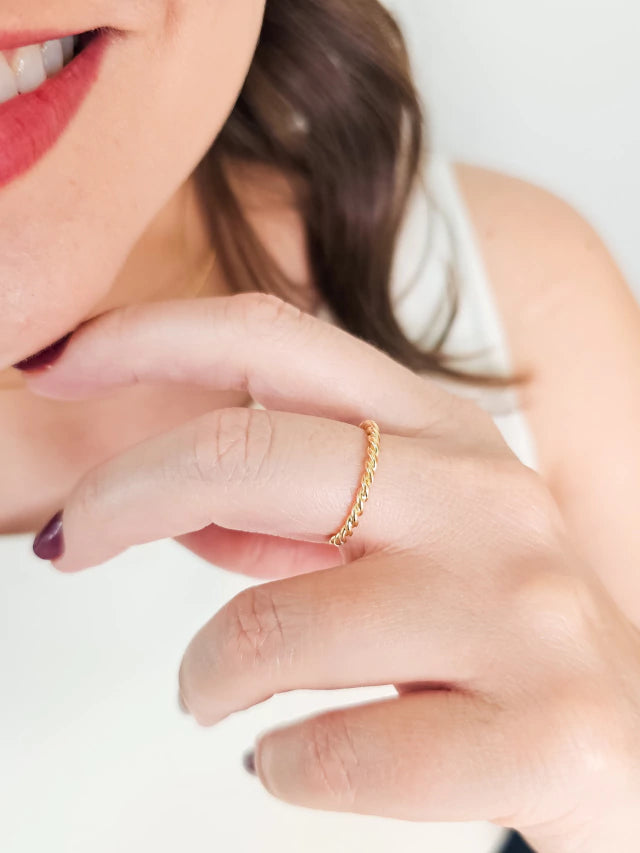 Anel Torcido Regulável Banho Ouro 18k