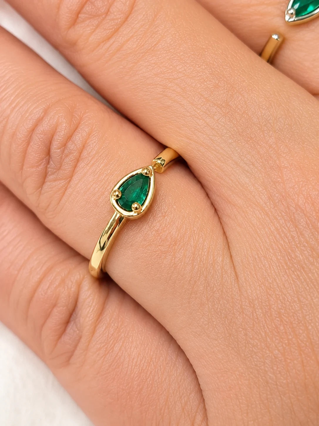 Anel Esmeralda Clara Regulável Banho Ouro 18k