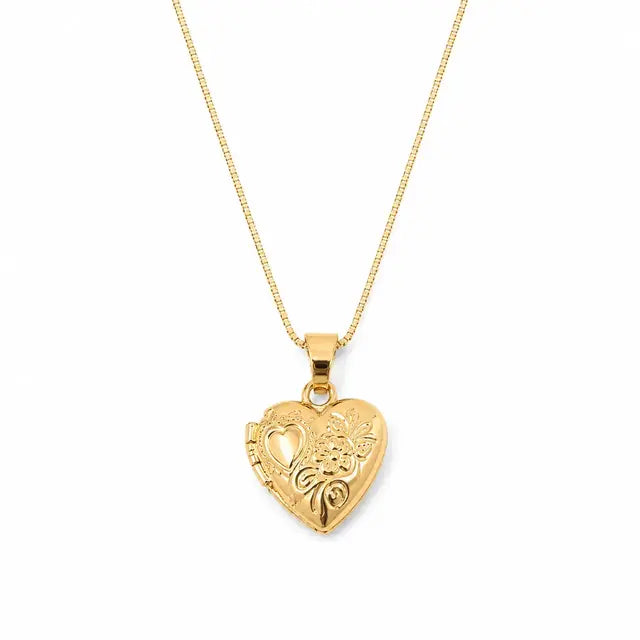 Colar Relicário Mini Coração Detalhado 45 cm Banho Ouro 18k | Pronto com suas fotos
