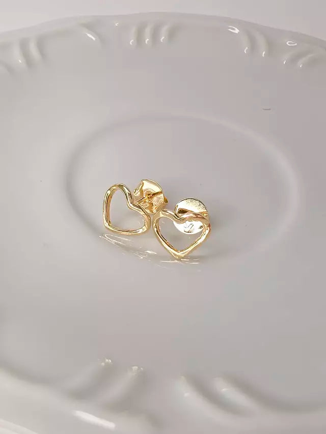 Brinco Coração Vazado Line Banho Ouro 18K
