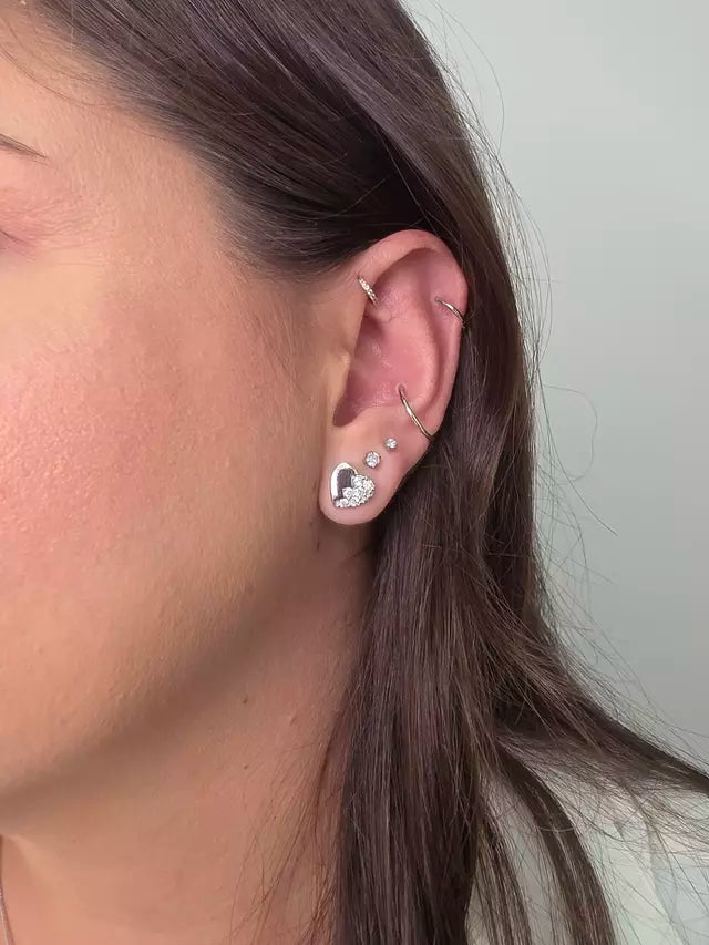 Brinco Coração Cravejado Banho Ródio Branco