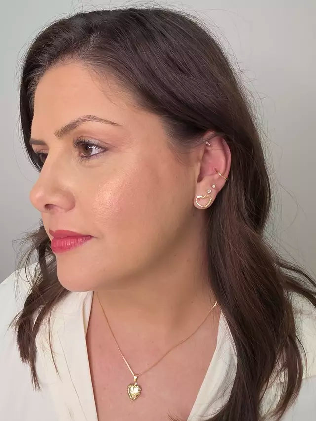 Brinco Coração Vazado Line Banho Ouro 18K